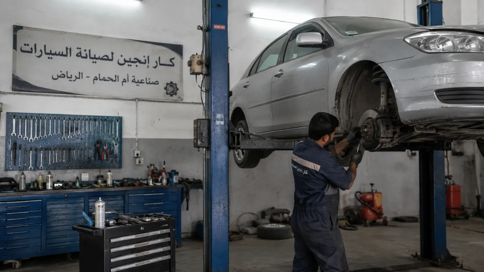 صيانة ميكانيكا ورفع سيارة داخل الورشة